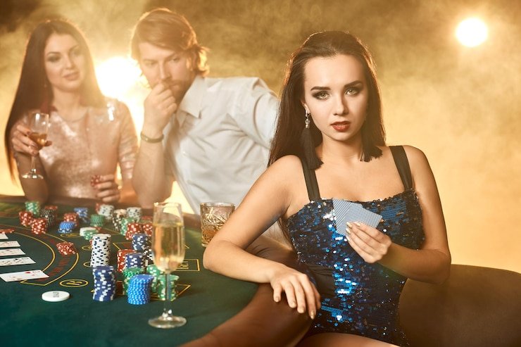 Mesin slot modern dan dealer baccarat live berinteraksi dengan pemain online