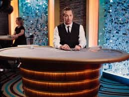 Dealer kasino live profesional mengawasi permainan roulette secara real-time